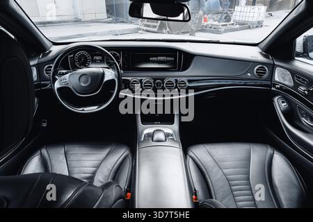 Luxuriöser Innenraum mit modernem Design und hochwertigen Materialien Stockfoto