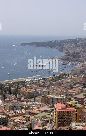 Neapel, Italien - 27. Juni 2021: Luftaufnahme des Strandes und des Hafens von Mappatella am Tyrrhenischen Meer im Bezirk Chiaia am Golf von Neapel. Chiaia ist ein A Stockfoto