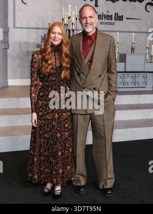 MUSEUM ROW, MIRACLE MILE, LOS ANGELES, KALIFORNIEN, USA - 17. NOVEMBER: Katie Chastain und Nathan Johnson kommen zur Los Angeles Premiere von Netflix's „Wake Up Dead man: A Knives Out Mystery“, die am 17. November 2025 im Academy Museum of Motion Pictures in der Museum Row, Miracle Mile, Los Angeles, Kalifornien, USA, stattfand. (Foto: Xavier Collin/Image Press Agency) Stockfoto