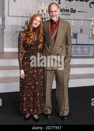 MUSEUM ROW, MIRACLE MILE, LOS ANGELES, KALIFORNIEN, USA - 17. NOVEMBER: Katie Chastain und Nathan Johnson kommen zur Los Angeles Premiere von Netflix's „Wake Up Dead man: A Knives Out Mystery“, die am 17. November 2025 im Academy Museum of Motion Pictures in der Museum Row, Miracle Mile, Los Angeles, Kalifornien, USA, stattfand. (Foto: Xavier Collin/Image Press Agency) Stockfoto