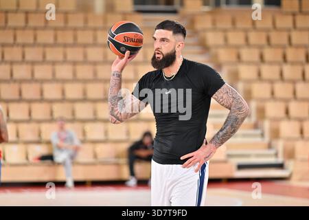 Monaco, Monaco. November 2025. Der verwundete französische Spieler Vincent Poirier aus Anadolu Efes wurde am 26. November 2025 in der Salle Gaston Medecin in Monaco vor dem Euroleague-Spiel zwischen AS Monaco und Anadolu Efes Istanbul trainiert. Foto: Laurent Coust/ABACAPRESS.COM Credit: Abaca Press/Alamy Live News Stockfoto