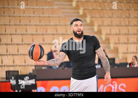 Monaco, Monaco. November 2025. Der verwundete französische Spieler Vincent Poirier aus Anadolu Efes wurde am 26. November 2025 in der Salle Gaston Medecin in Monaco vor dem Euroleague-Spiel zwischen AS Monaco und Anadolu Efes Istanbul trainiert. Foto: Laurent Coust/ABACAPRESS.COM Credit: Abaca Press/Alamy Live News Stockfoto