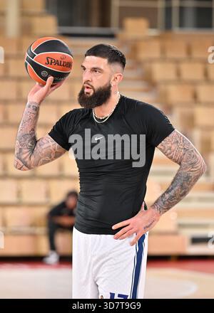Monaco, Monaco. November 2025. Der verwundete französische Spieler Vincent Poirier aus Anadolu Efes wurde am 26. November 2025 in der Salle Gaston Medecin in Monaco vor dem Euroleague-Spiel zwischen AS Monaco und Anadolu Efes Istanbul trainiert. Foto: Laurent Coust/ABACAPRESS.COM Credit: Abaca Press/Alamy Live News Stockfoto