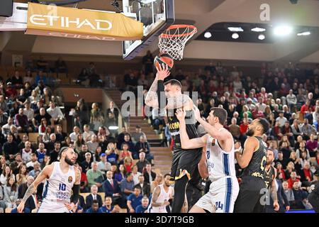 Monaco, Monaco. November 2025. Daniel Theis und Elie Okobo aus Monaco mit #10 Isaia Cordinier und #24 Ercan Osmani aus Anadolu Efes werden am 26. November 2025 im Euroliga-Spiel zwischen AS Monaco und Anadolu Efes Istanbul in der Salle Gaston Medecin in Monaco gesehen. Foto: Laurent Coust/ABACAPRESS.COM Credit: Abaca Press/Alamy Live News Stockfoto