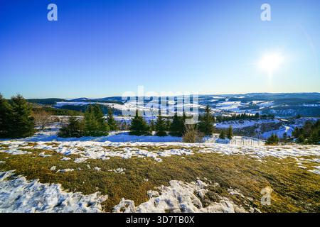 Blick vom Clemensberg auf die umliegende Landschaft im Winter. Natur im Sauerland. Stockfoto