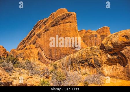 Farbenfroher Blick auf den Arches National Park, Utah, mit seinen berühmten roten Sandsteinbögen und dramatischen Felsformationen. Stockfoto