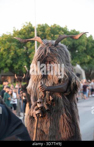 Italien, Sardinien, Porto Torres, 24. August 2025: Masken der traditionellen sardischen Tracht. Giganten von Sennori Stockfoto