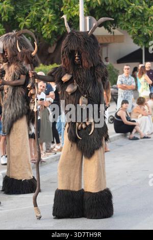 Italien, Sardinien, Porto Torres, 24. August 2025: Masken der traditionellen sardischen Tracht. Giganten von Sennori Stockfoto