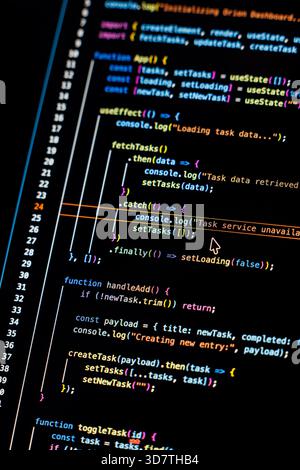 In Echtzeit generierter, geschriebener Quellcode in Nahaufnahme auf dem Monitor - weiße Buchstaben laufen auf schwarzem Hintergrund - Konzept der Digitalisierung, Sci Stockfoto