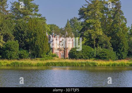 Das gotische Haus im Worlitz Park, inmitten eines englischen Landschaftsgartens Stockfoto