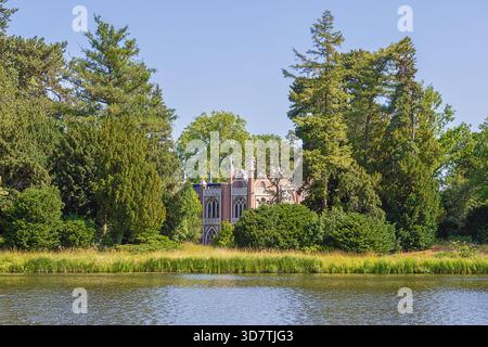 Seitenansicht des gotischen Hauses im Worlitz Park, inmitten eines englischen Landschaftsgartens Stockfoto