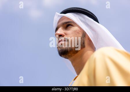Niedriger Blick auf einen arabischen Mann im Freien in traditioneller arabischer Kleidung. Stockfoto