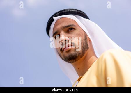 Niedriger Blick auf einen arabischen Mann im Freien in traditioneller arabischer Kleidung. Stockfoto