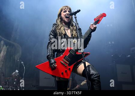 UK. November 2025. LONDON, ENGLAND - 26. NOVEMBER: Lzzy Hale von Halestorm tritt am 26. November 2025 in der O2 Arena in Greenwich auf. CAP/MAR © MAR/Capital Pictures Credit: Capital Pictures/Alamy Live News Stockfoto