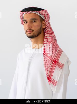 Nahporträt eines Mannes, der traditionelle arabische Kleidung trägt, vor weißem Hintergrund steht. Hochwertige Fotos Stockfoto