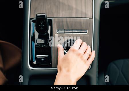 Die Hand eines Mannes an einem Automatikgetriebe. Hochwertige Fotos Stockfoto