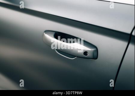 Türgriff eines grauen Autos. Hochwertige Fotos Stockfoto