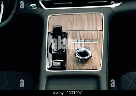 Automatikgetriebe in einem neuen Auto. Hochwertige Fotos Stockfoto