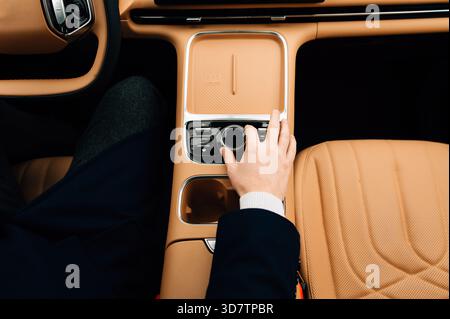 Die Hand eines Mannes an einem Automatikgetriebe. Hochwertige Fotos Stockfoto