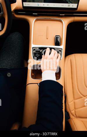 Die Hand eines Mannes an einem Automatikgetriebe. Hochwertige Fotos Stockfoto