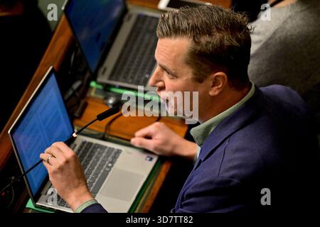 Brüssel, Belgien November 2025. Vooruit's Niels Tas, dargestellt während einer Plenartagung des Plenums im bundesparlament am Donnerstag, den 27. November 2025 in Brüssel. Bei der heutigen Sitzung geht es um die Erklärung der Regierung. BELGA FOTO DIRK WAEM Credit: Belga News Agency/Alamy Live News Stockfoto