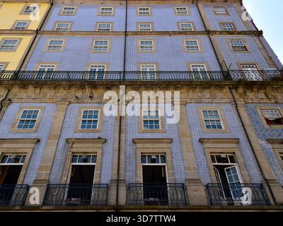 Fassade mit blauen Fliesen eines Hauses in der Altstadt von Porto Stockfoto