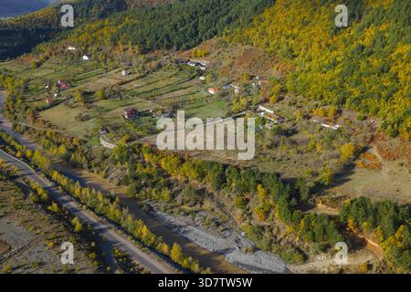 Blick aus der Vogelperspektive auf das Dorf Zall-Xhuxhë, umgeben von Herbstwäldern und Feldern in den Bergen des Bezirks Mirditë. Stockfoto