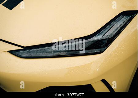 Scheinwerfer eines gelben Autos. Hochwertige Fotos Stockfoto