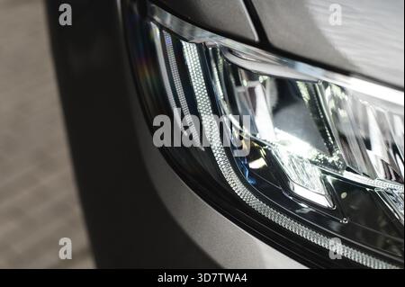 Scheinwerfer eines grauen Autos. Hochwertige Fotos Stockfoto