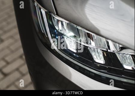 Scheinwerfer eines grauen Autos. Hochwertige Fotos Stockfoto