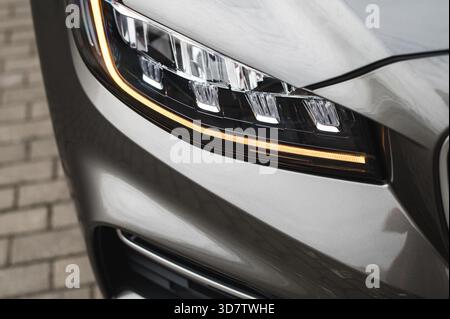 Scheinwerfer eines grauen Autos. Hochwertige Fotos Stockfoto