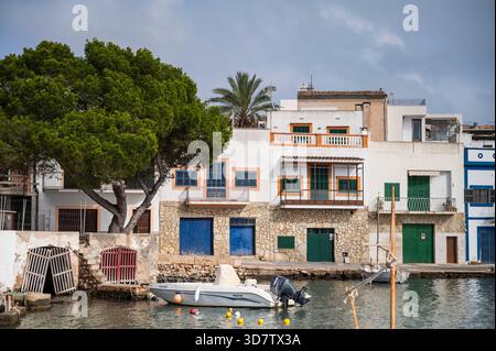 Bunte Dorfe an Häusern in Portcolom, Hafen, Mallorca Stockfoto