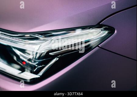 Scheinwerfer eines violetten Autos. Hochwertige Fotos Stockfoto