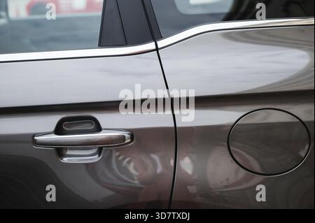 Türgriff eines grauen Autos. Hochwertige Fotos Stockfoto
