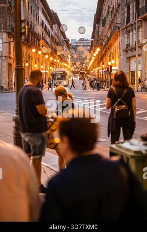Beobachten Sie die Menschen in Palma de Mallorca, Avinguda de Jaume lll, eine „Goldene Meile“ des Einkaufs. Stockfoto