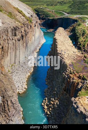 Eine Drohnenansicht der Basaltsäulen im Studlagil Canyon in Ost-Island Stockfoto