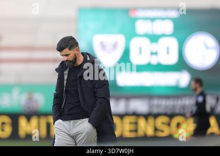 firo: 22.11.2025, Fußball, 2. Liga, 2. Bundesliga, Saison 2025/2026, SC Preußen Münster SCP - Schalke 04, Cheftrainer Miron Muslic von Schalke 04 Coach sieht enttäuscht enttäuscht enttäuscht vor der sco frustriert aus Stockfoto