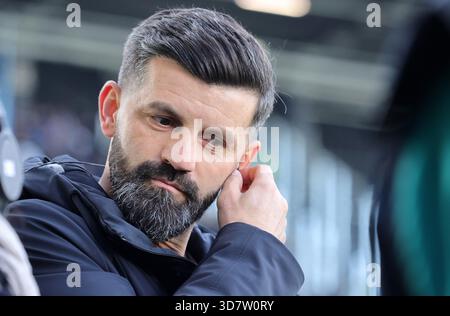 firo: 22.11.2025, Fußball, 2. Liga, 2. Bundesliga, Saison 2025/2026, SC Preußen Münster SCP - Schalke 04, Cheftrainer Miron Muslic von Schalke 04 Trainer [Trainer] sieht auf Portrait (c) WORLDRIGHTS !!! Unsere Geschäftsbedingungen Stockfoto