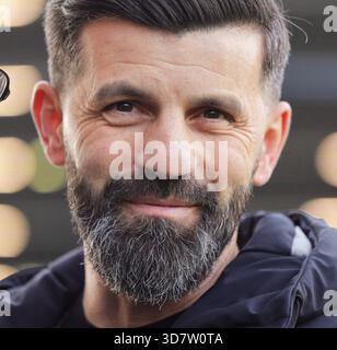 firo : 22.11.2025, Fußball, 2. Liga, 2. Bundesliga, Saison 2025/2026, SC Preußen Münster SCP - Schalke 04, Cheftrainer Miron Muslic von Schalke 04 Coach sieht auf Portrait (c) WORLDRIGHTS !!! Es gelten unsere Allgemeinen Geschäftsbedingungen Stockfoto