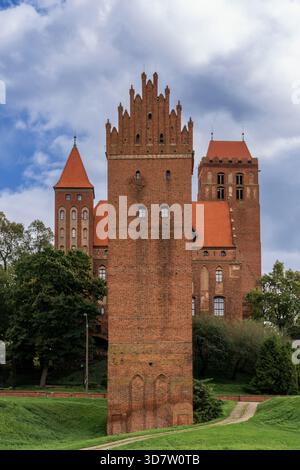 Kwidzyn, Polen - 23. September 2025: Vertikale Ansicht des Tänzers und der Burg Kwidzyn in Polen Stockfoto