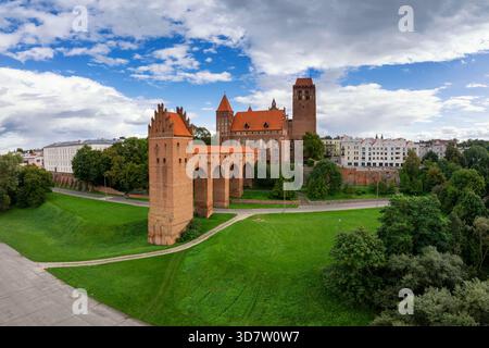 Kwidzyn, Polen - 23. September 2025: Drohnenansicht der Burg Kwidzyn und ihres Wahrzeichens mit fünf Arkaden Stockfoto