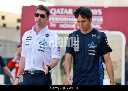 Doha, Katar. November 2025. (L bis R): James Vowles (GBR) Atlassian Williams Racing Team Principal mit Alexander Albon (THA) Atlassian Williams Racing. 27.11.2025. Formel-1-Weltmeisterschaft, Rd 23, Großer Preis Von Katar, Doha, Katar, Vorbereitungstag. Quelle: James Moy/Alamy Live News Stockfoto