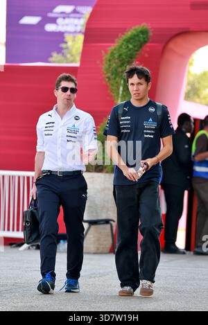 Doha, Katar. November 2025. (L bis R): James Vowles (GBR) Atlassian Williams Racing Team Principal mit Alexander Albon (THA) Atlassian Williams Racing. 27.11.2025. Formel-1-Weltmeisterschaft, Rd 23, Großer Preis Von Katar, Doha, Katar, Vorbereitungstag. Quelle: James Moy/Alamy Live News Stockfoto