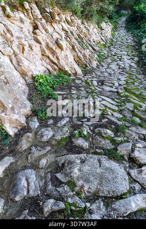 Mauer und Pfad aus lebendigem Stein ohne Mörtel, Randa, Algaida, Mallorca, Balearen, Spanien Stockfoto