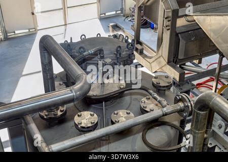 Industrielles Reaktorsystem aus Edelstahl, das für die Verarbeitung oder Verwertung von Nebenprodukten, chemische Synthese oder Verarbeitung in verschiedenen Bereichen verwendet wird Stockfoto