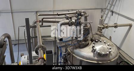Industrielles Reaktorsystem aus Edelstahl, das für die Verarbeitung oder Verwertung von Nebenprodukten, chemische Synthese oder Verarbeitung in verschiedenen Bereichen verwendet wird Stockfoto