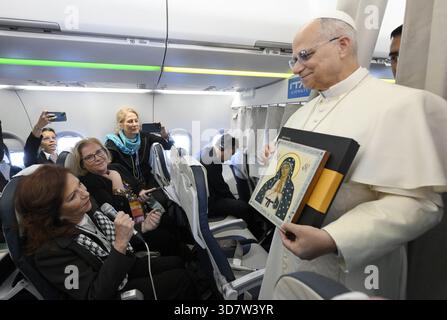 Rom, Italien. November 2025. Papst Leo XIV. Trifft sich am 27. November 2025 während der ersten Auslandsreise seines Papsttums mit Journalisten auf der päpstlichen Flucht von Rom nach Ankara. Foto: (EV) Vatican Media/ABACARESS.COM Credit: Abaca Press/Alamy Live News Stockfoto