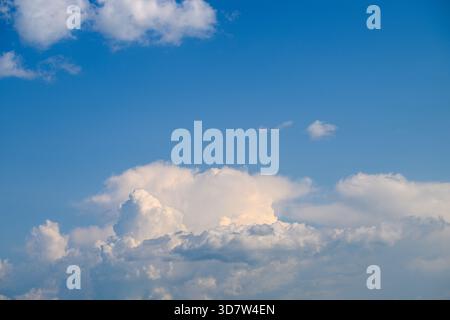 Eine atemberaubende Szene mit einem riesigen blauen Himmel und flauschigen weißen Wolken, ideal für tiefe Entspannung und Naturgenieße Stockfoto