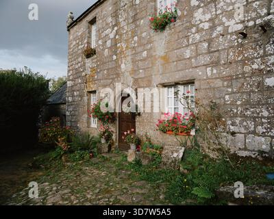 Hausarchitektur der Gemeinde Locronan im Département Finistère der Bretagne im Nordwesten Frankreichs. EU Stockfoto