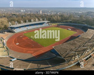 Aus der Vogelperspektive eines leeren Stadions mit Laufbahn und grünem Feld, umgeben von einer Stadtlandschaft. London, Großbritannien Stockfoto